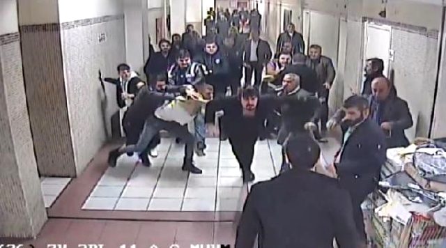 Duruşma salonunun önünde 15 kişi birden avukata saldırdı
