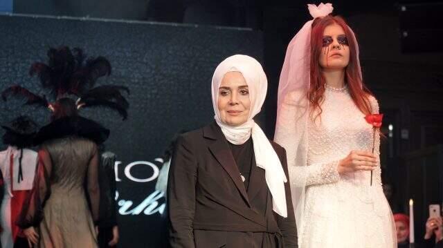 Tasarımcı Hacere Orhan'dan yanık duvak temalı defile