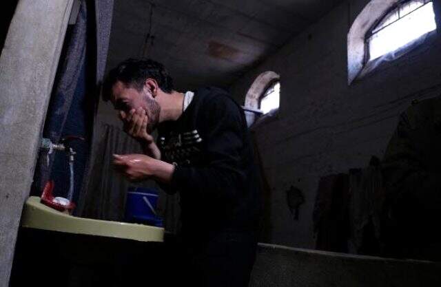 Suriye'de bombalardan kaçan 75 aile, eski hapishaneye sığındı