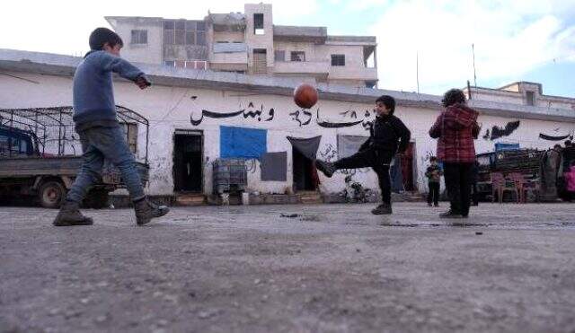 Suriye'de bombalardan kaçan 75 aile, eski hapishaneye sığındı