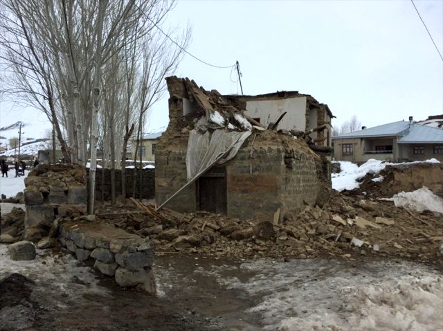 İran'da meydana gelen 5.9'luk deprem sonrası Van'da 9 kişi hayatını kaybetti