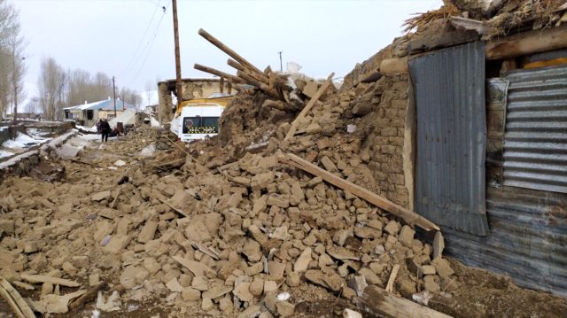 Son Dakika: İran'daki 5.9 büyüklüğündeki deprem Van'da kerpiç evlerin yıkılmasına neden oldu