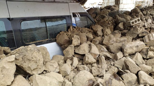 Son Dakika: İran'daki 5.9 büyüklüğündeki deprem Van'da kerpiç evlerin yıkılmasına neden oldu
