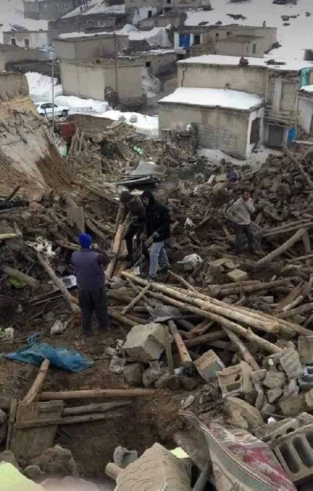 Son dakika: İran'daki depremin ardından Van'da hayatını kaybedenlerin sayısı 9'a yükseldi