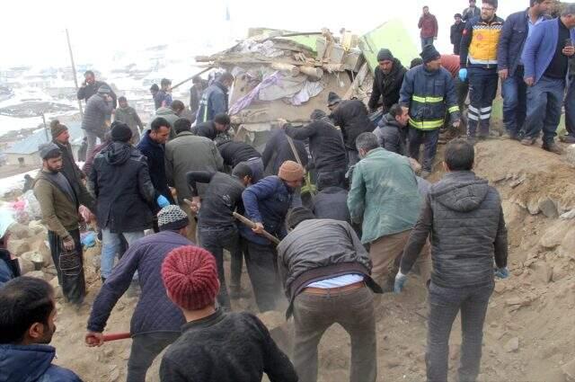 Son dakika: İran'daki depremin ardından Van'da hayatını kaybedenlerin sayısı 9'a yükseldi