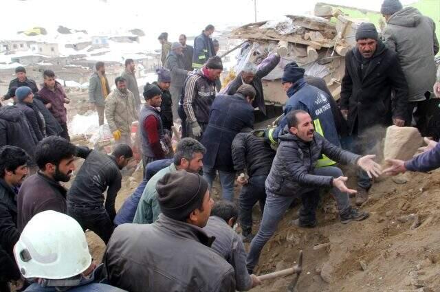 Son dakika: İran'daki depremin ardından Van'da hayatını kaybedenlerin sayısı 9'a yükseldi