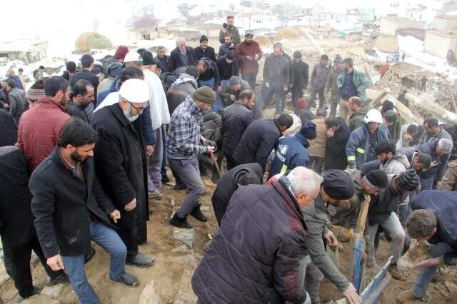 Son dakika: İran'daki depremin ardından Van'da hayatını kaybedenlerin sayısı 9'a yükseldi