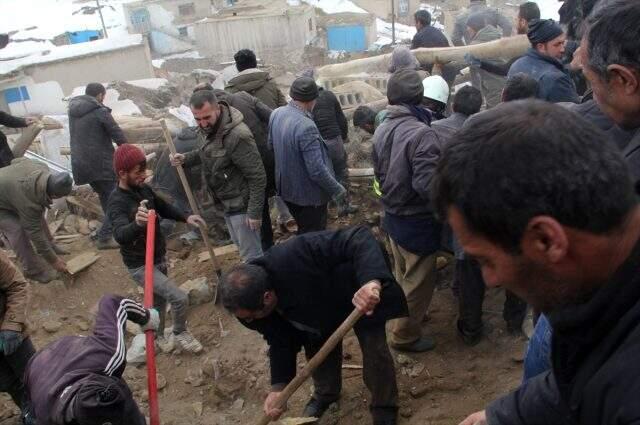 Son dakika: İran'daki depremin ardından Van'da hayatını kaybedenlerin sayısı 9'a yükseldi