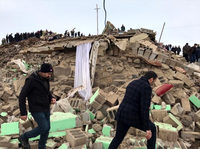 Son dakika: İran'daki depremin ardından Van'da hayatını kaybedenlerin sayısı 9'a yükseldi