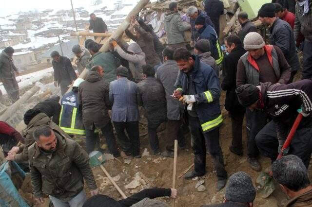 Son dakika: İran'daki depremin ardından Van'da hayatını kaybedenlerin sayısı 9'a yükseldi