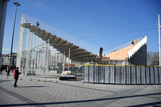 Taksim Meydanı'ndaki Kavuşma Durağı kaldırılıyor Taksim Meydanı'ndaki Kavuşma Durağı kaldırılıyor