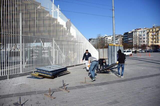 Taksim Meydanı'ndaki Kavuşma Durağı kaldırılıyor Taksim Meydanı'ndaki Kavuşma Durağı kaldırılıyor