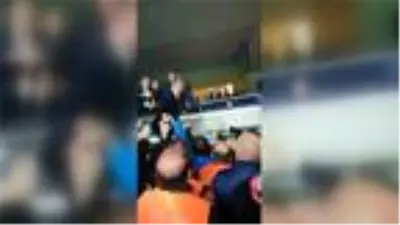 Derbide olay görüntü! Ali Koç tribünden atladı... İşte o an...
