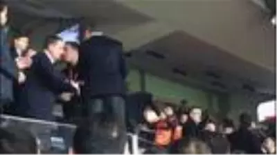 Derbide olay görüntü! Ali Koç tribünden atladı... İşte o an...