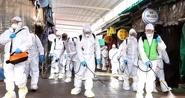 Kore'de koronavirüsten korunmak için maske sırasına girenler, uzun kuyruklar oluşturdu