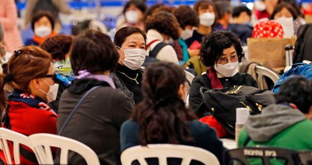 Kore'de koronavirüsten korunmak için maske sırasına girenler, uzun kuyruklar oluşturdu