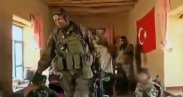 Afganistan'da bir köy evine giren Fransız askerler duvarda asılı Türk bayrağıyla karşılaştı