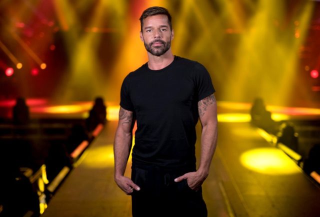 Şili'deki müzik festivaline tepki gösteren halk, Ricky Martin'in kaldığı oteli yakmaya çalıştı
