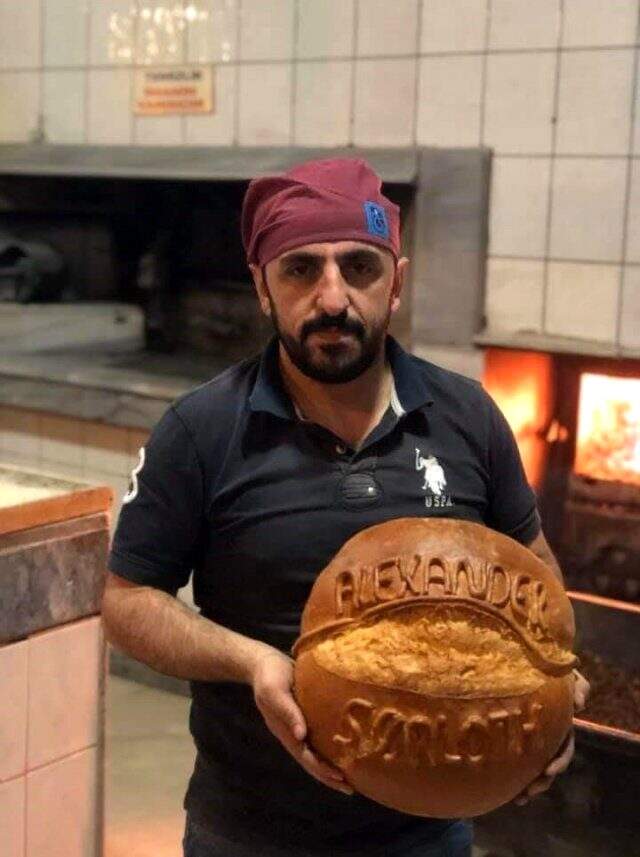 Alexabder Sörloth ekmekleri Trabzon'da kapış kapış gidiyor Alexander Sörloth ekmekleri Trabzon'da kapış kapış gidiyor