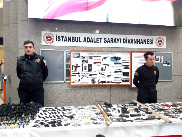 İstanbul Adalet Sarayı'nda ele geçirilen 4 bine yakın kesici delici silah sergilendi