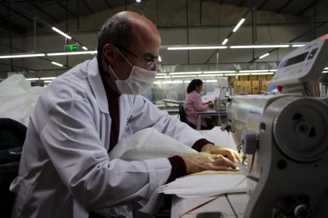 Koronavirüs için tulum üreten tekstil firması siparişlere yetişemiyor