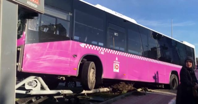 Son dakika: Ataşehir'de bir yolcu otobüsü otomobil ile çarpıştı, otobüs havada asılı kaldı