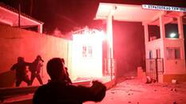 Midilli ve Sakız'da yeni mülteci kamplarına karşı çıkan protestocular polisle çatıştı: 62 yaralı