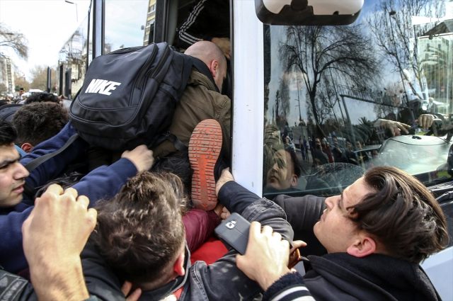 Sınıra gitmek isteyen mülteciler, otobüse binerken birbirlerini ezdiler