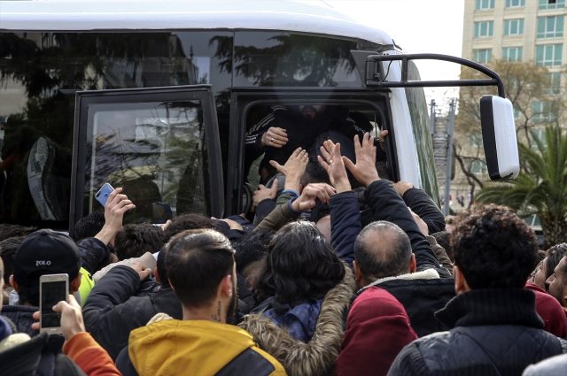 Sınıra gitmek isteyen mülteciler, otobüse binerken birbirlerini ezdiler