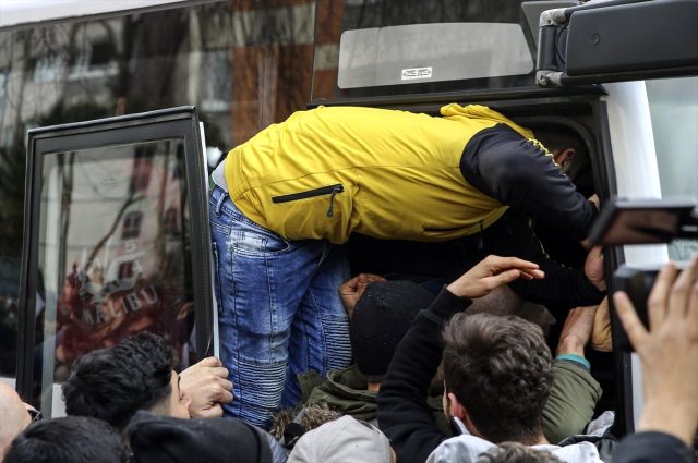 Sınıra gitmek isteyen mülteciler, otobüse binerken birbirlerini ezdiler