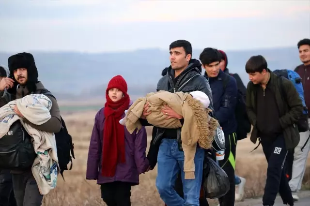 Avrupa'ya gitmek isteyen Suriyeli göçmenler sınır bölgelerine akın etti