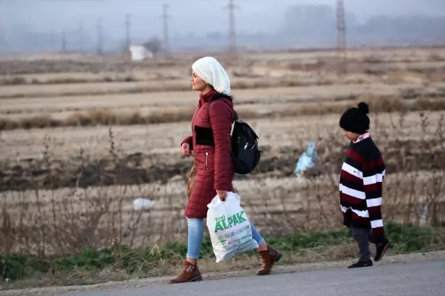 Avrupa'ya gitmek isteyen Suriyeli göçmenler sınır bölgelerine akın etti