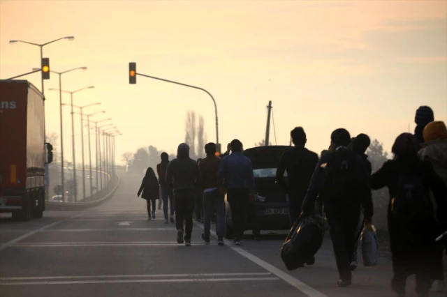 Avrupa'ya gitmek isteyen Suriyeli göçmenler sınır bölgelerine akın etti