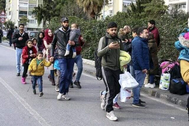 Edirne'de tampon bölgede bekleyen göçmenler ateş yakarak ısınmaya çalışıyor