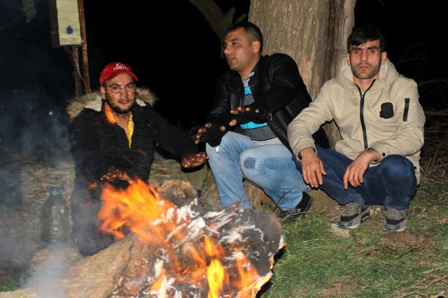 Edirne'de tampon bölgede bekleyen göçmenler ateş yakarak ısınmaya çalışıyor
