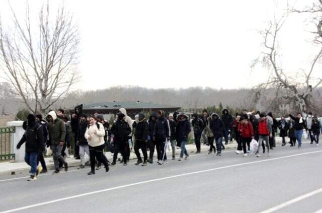 Edirne'de tampon bölgede bekleyen göçmenler ateş yakarak ısınmaya çalışıyor