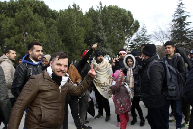 Edirne'de tampon bölgede bekleyen göçmenler ateş yakarak ısınmaya çalışıyor