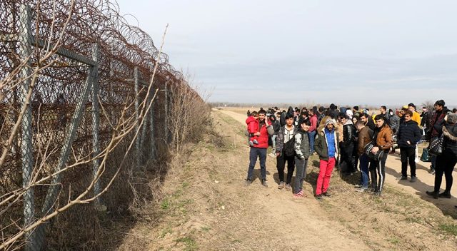 Göçmenler akın akın giderken Yunanistan sınırını otobüsle kapattı