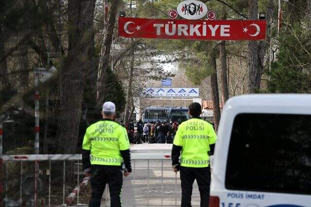 Göçmenler akın akın giderken Yunanistan sınırını otobüsle kapattı Göçmenler akın akın giderken Yunanistan sınırını otobüsle kapattı