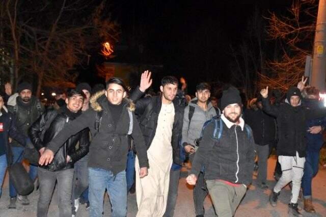 Türkiye'nin mültecilere Avrupa kapılarını açmasının ardından ilk grup Yunanistan sınırına geldi