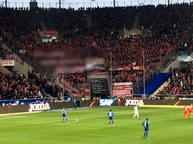 Hoffenheim - Bayern Münih maçında küfürlü pankartlar açılınca, hakemler soyunma odasına gitti