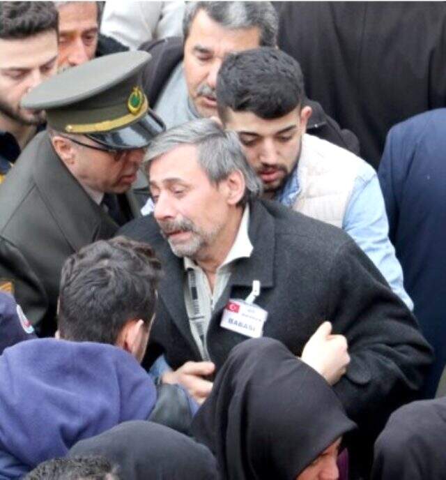 Şehit annesi, oğlunun fotoğrafına ve beresine sarılarak gözyaşı döktü
