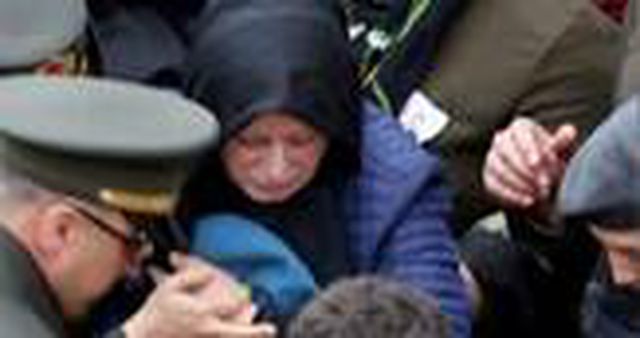 Şehit annesi, oğlunun fotoğrafına ve beresine sarılarak gözyaşı döktü