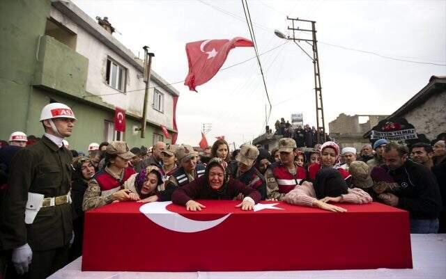 Hatay'daki şehit cenazesinde şemsiye detayı, Türk halkının Mehmetçik'e olan sevgisini anlatıyor