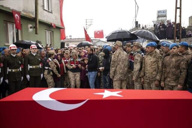 Hatay'daki şehit cenazesinde şemsiye detayı, Türk halkının Mehmetçik'e olan sevgisini anlatıyor