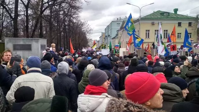 Sokağa inen binlerce protestocu Putin'in istifasını istedi