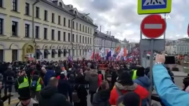 Sokağa inen binlerce protestocu Putin'in istifasını istedi