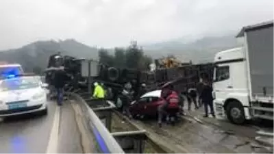 Tır devrildi, sıfır kilometre araçlar hurdaya döndü