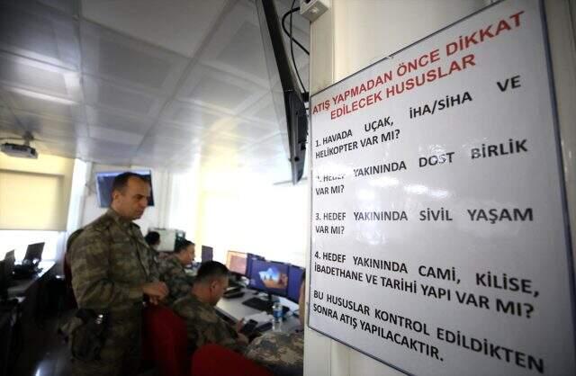 Bahar Kalkanı Harekatı'nın yönetildiği karargahta dikkat çeken uyarı levhası