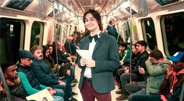 Metroda düzenlediği bilgi yarışmasıyla fenomen olan Berk Keklik: Görenler 'Yine yapacak mısın?